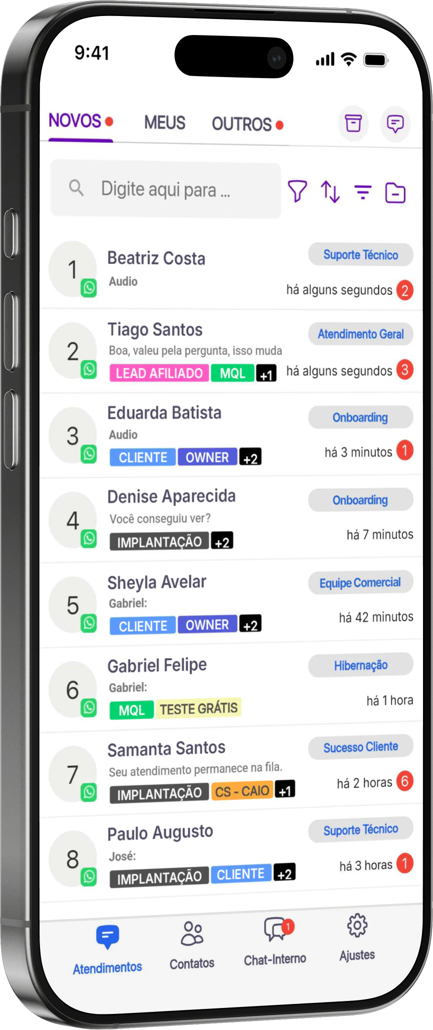 Interface móvel de atendimentos exibida em um smartphone